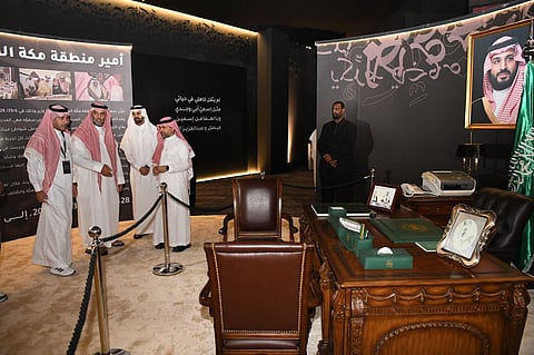 قيادات وطلاب "تعليم مكة" يزورون معرض "في محبة خالد الفيصل" ويستعرضون إرثه الثقافي والإداري