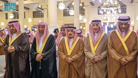 أمير الرياض يؤدي صلاة الميت على الأمير عبدالله بن مساعد آل عبدالرحمن آل سعود