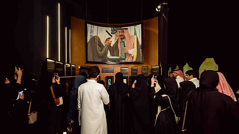 إسدال الستار على معرض في محبة خالد الفيصل بجدة