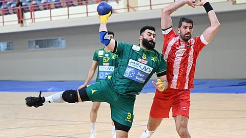 الخليج يواصل صدارة ممتاز كبار اليد