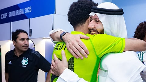 بعد تأهلهم لنصف نهائي كأس آسيا 2025.. محافظ الطائف يشارك ناشئي الأخضر فرحة الانتصار