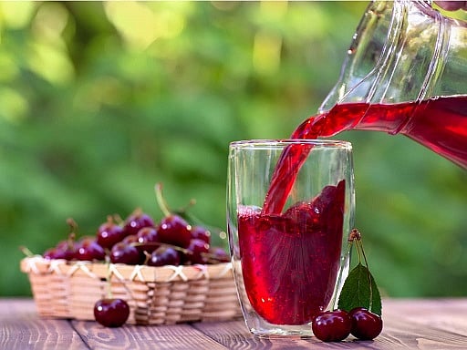 sabq%2F2025-04-16%2Fzvmfsrer%2Fcherry-juice-and-cherries.jpg