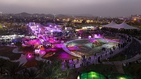 شاهد.. مليون زهرة في سجادة عملاقة تستقبل أكثر من 100 ألف زائر بملتقى ورد الطائف