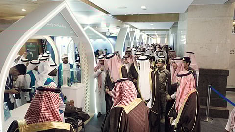 أمير المدينة ووزير الحج يشرفان جناح "هدية الحاج والمعتمر" في منتدى العمرة والزيارة