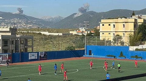 حول العالم في صورة: الكرة أمامهم والقصف خلفهم.. مباراة على وقع الغارات الإسرائيلية في لبنان