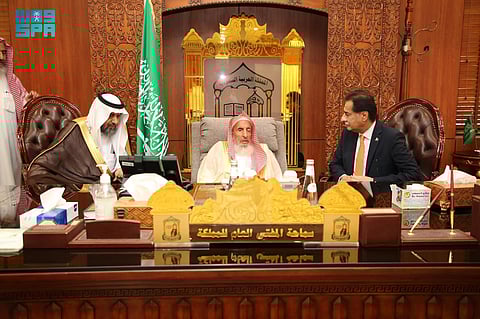 "المفتي" يستقبل رئيس البرلمان الباكستاني والأخير ينوه بدور المملكة الكبير تجاه بلاده