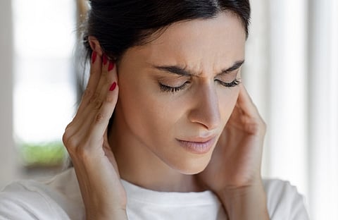 موجود في الفم.. طبيبة روسية تكشف سبباً غير متوقع للصداع الصباحي