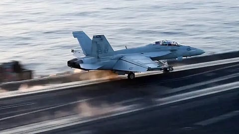 أرشيفية لمقاتلة أمريكية تشارك في الغارات على أهداف الحوثي باليمن