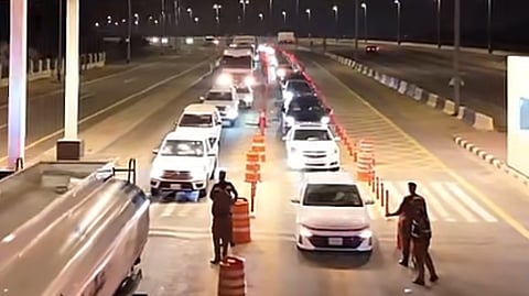 شاهد القوات الخاصّة لأمن الطرق تبدأ منع دخول المقيمين إلى العاصمة المقدّسة دون تصاريح