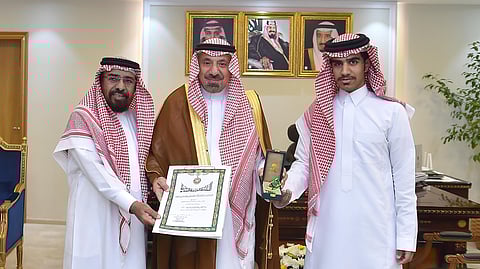 أمير نجران يسلّم شابًا وسام الملك عبدالعزيز من الدرجة الثالثة لتبرعه لوالده بكليته