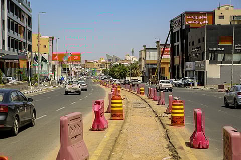 شاهد.. إزالة الجزيرة الوسطية لشارع شهار بالطائف بمشروع توحيد المسارات