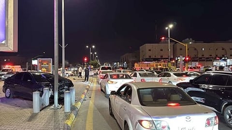 مأساة أبٍ في حفر الباطن: ابنٌ يقطع الإشارة فيصدم سيارة شقيقه ويودي بحياته وحياة مرافقيه
