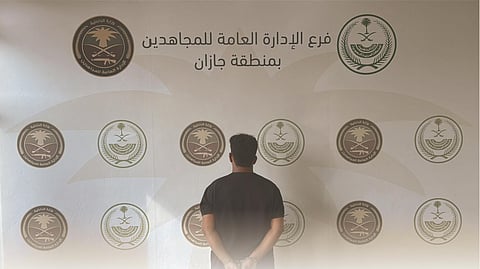 عرّض نفسه لغرامة مليونية وللسجن 15 سنة.. القبض على مواطن بجازان نقل 14 مخالفًا