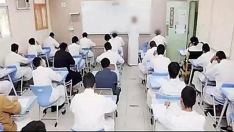 طلاب التعليم العام وأولياء أمورهم يدافعون عن التزامهم وحضورهم للمدارس بالأرقام