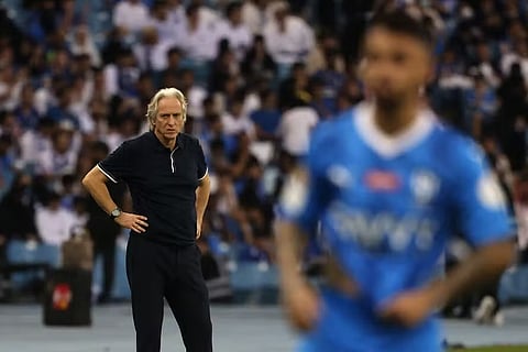 "صاحب الـ 70 عاماً فقد هيبته".. أصداءٌ عالمية بعد إقالة خيسوس من قيادة الهلال
