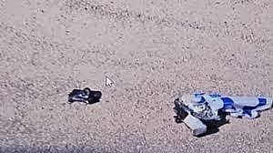 جسم مشبوه يثير الذعر.. قنبلة موقوتة ملفوفة بعلم إسرائيل على الطريق في "تل أبيب"