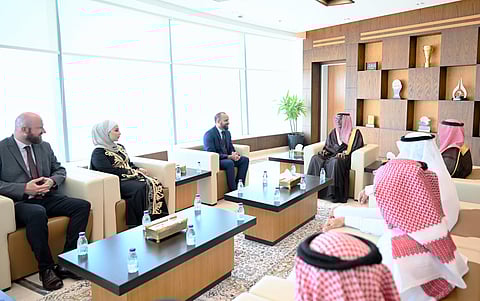 رئيس جامعة جازان يستعرض تطورات الشراكة الأكاديمية مع الرئيس التنفيذي لشركة ادفوي العالمية
