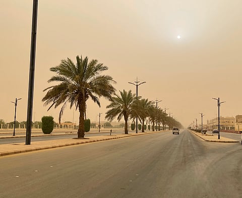 ما زالت مستمرة.. موجة غبار كثيفة تغطي الأفلاج منذ ساعات الصباح