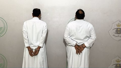 "أمن الحج" تضبط شخصَيْن طلبا تأشيرات زيارة لأشخاص خارج السعودية عبر كيانات تواطأت معهما لتمكينهم من الحج