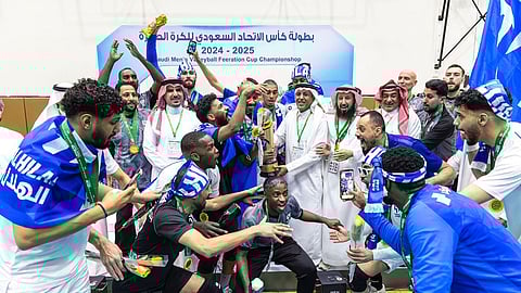 الهلال يُتوَّج بكأس "الطائرة".. بعد فوز مثير على النصر