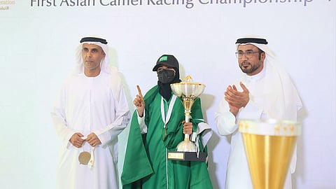 الهجانة السعودية "خلود الشمري" تفوز بكأس البطولة الآسيوية للهجن
