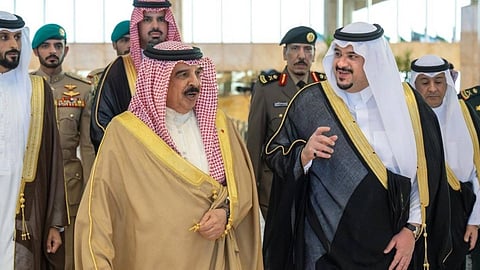 ملك البحرين يصل إلى الرياض.. وفي مقدمة مستقبليه نائب أمير المنطقة