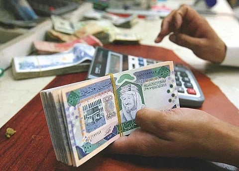 مطالبات ببدائل.. "الكفيل" يُربك موظفي القطاع الخاص في قروض "بنك التنمية"