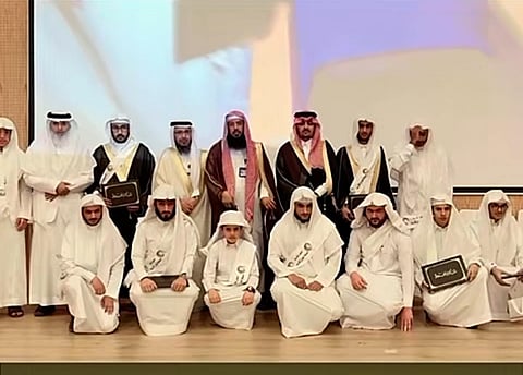 محافظ أحد رفيدة يكرّم 15 حافظًا وحافظة للقرآن الكريم ببيت الثقافة