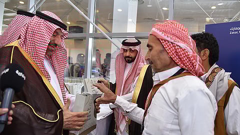 أمير نجران يستقبل طلائع الحجاج القادمين عبر منفذ الوديعة.. ويتفقد مستوى الخدمات المقدمة