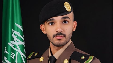 "الشنبري" يحتفي بتخرجه من كلية الملك فهد الأمنية برتبة ملازم