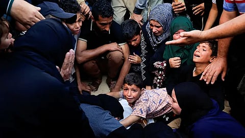 أرشيفية لجنازة فلسطينيين قُتلوا في الغارات الإسرائيلية في مستشفى ناصر 