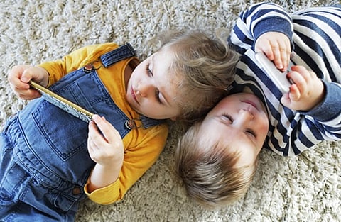 بعد سنوات من الجدل.. دراسة: هذا ما قد تفعله مواقع التواصل بعقول الأطفال!