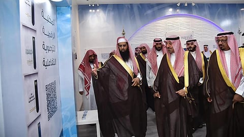أمير نجران يتفقَّد مدينة الحجاج ويطلع على خدمات هيئة الأمر بالمعروف بمنفذ الوديعة