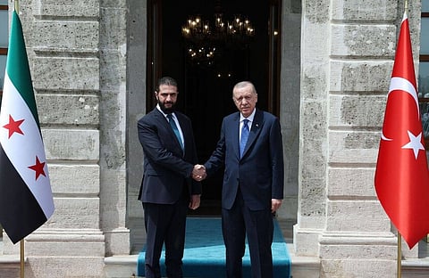 الرئيس التركي رجب طيب أردوغان مستقبلًا الرئيس السوري أحمد الشرع