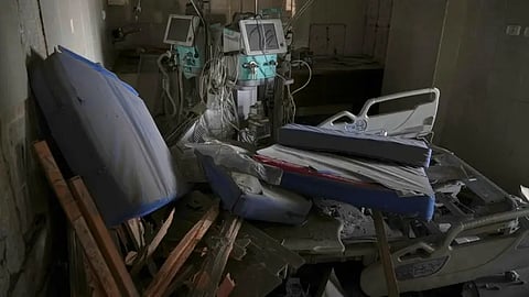 غرفة مدمرة بمستشفى في خان يونس بعد غارة إسرائيلية في منتصف مايو الحالي 