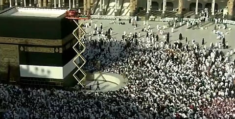 في أسمى صور العناية بالكعبة.. ضيوف الرحمن ينعمون بطواف يسوده الهدوء والتنظيم