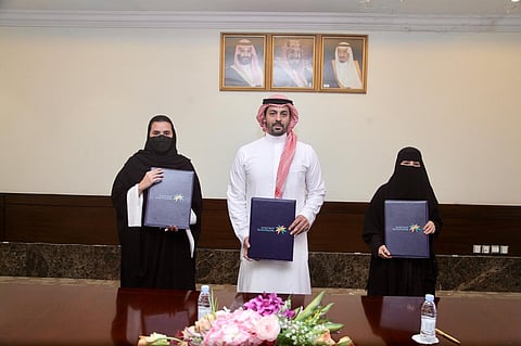 اتفاقية ثلاثية لتمكين المرأة بين "موارد مكة" ووقف الأميرة صيتة و"جمعية دعم"