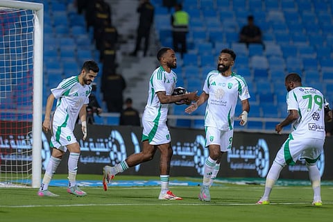 فرحة لاعبي الأهلي بتسجيل هدف في مرمى الرياض