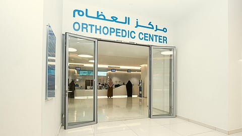 رحلة شفاء مريض أمريكي من إصابة عضلية خطيرة في مستشفى دلّه النخيل