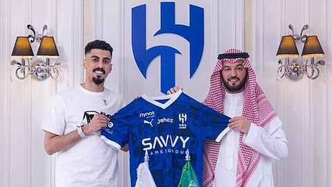 في صفقة انتقال حُر.. نادي الهلال يعلن التعاقد مع مدافع النصر "علي لاجامي"