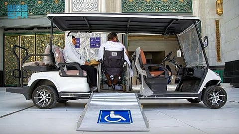 عربات كهربائية لخدمة الحجاج كِبار السن وذوي الإعاقة في المسجد الحرام