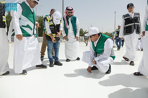 أحد أهم الابتكارات المقدمة لخدمة الحجاج .. "الدلامي" يطّلع على الطرق المطاطية وتبريد الطرق