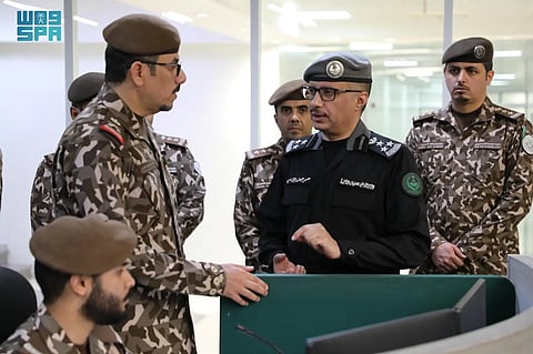 قائد الأمن البيئي يزور مركز 911 ويشيد بمنظومة الطوارئ المتكاملة في مكة