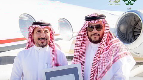 "ابن حثلين" يسلّم "المهيدب" ترخيص الطائرة الخاصة بعد تتويجه بلقب "منقية الجزيرة"