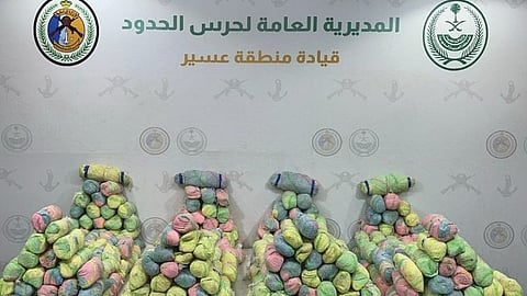 حرس الحدود في عسير يحبط تهريب 435 كجم من القات المخدر.. ويضبط 3 مخالفين