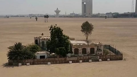 صورة.. "ما هي حكاية المنزل الذي رفض أن يُهدم؟"..قصر تراثي يصمد وسط أنقاض الهنداوية بجدة