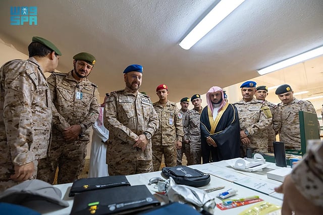 بتوجيه من وزير الدفاع.. رئيس هيئة الأركان يقف ميدانيًا على جاهزية القوات المسلحة المشاركة في الحج 32 sabq%2F2025 06