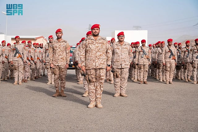 بتوجيه من وزير الدفاع.. رئيس هيئة الأركان يقف ميدانيًا على جاهزية القوات المسلحة المشاركة في الحج 28 sabq%2F2025 06