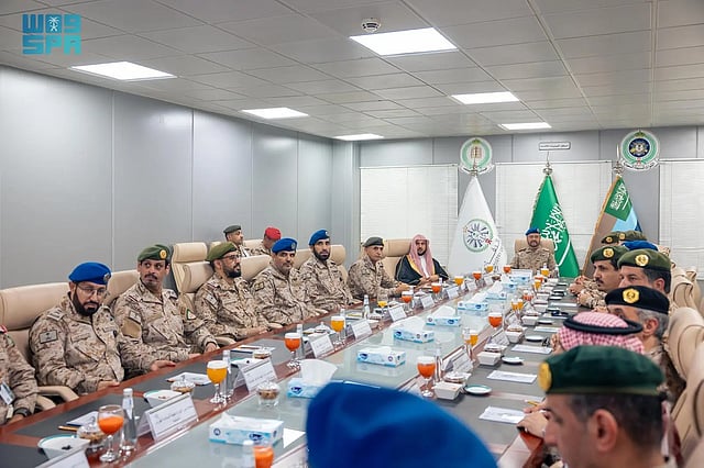 بتوجيه من وزير الدفاع.. رئيس هيئة الأركان يقف ميدانيًا على جاهزية القوات المسلحة المشاركة في الحج 29 sabq%2F2025 06