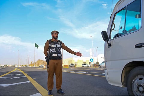 ضبط مواطنين لنقلهما مقيمين مخالفين لأنظمة الحج ومحاولة إيصالهما إلى مكة المكرمة